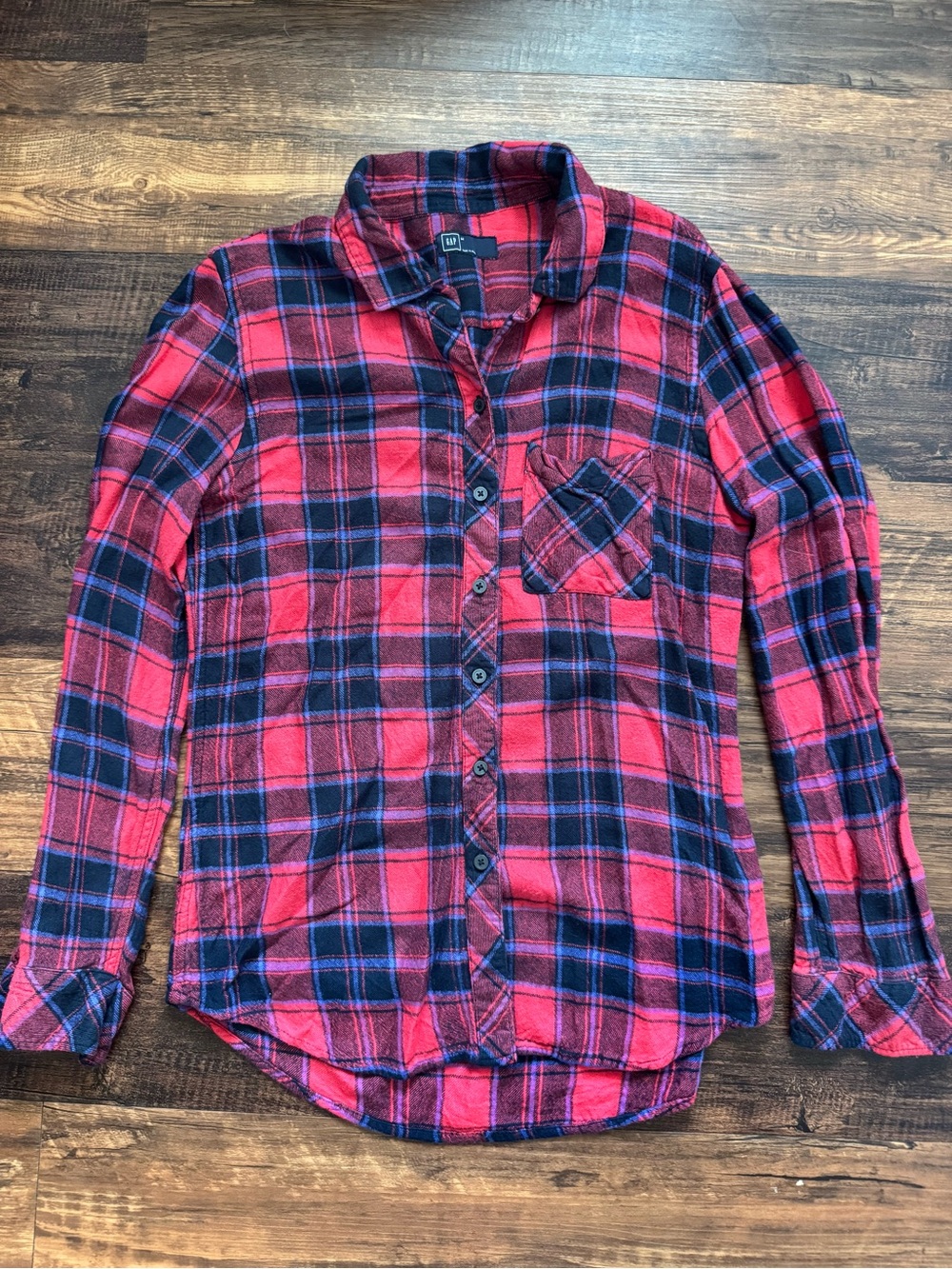 Gap Women’s Red Plaid Button-Up Shirt